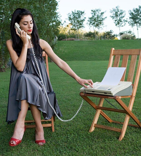 
Недостатками  такой системы являются ее громоздкость, стоимость, необходимость в  физической реализации на территории компании и обслуживающем персонале  для работы с устройством. Хотя это больше необходимые требования для  полноценной работы факсимильной связи, чем недостатки, но не каждая  организация располагает необходимым ресурсом для этого. К счастью, с  введением в массовую эксплуатацию технологии ip-телефонии появился  альтернативный способ организации факса на основе использования  виртуальных факсимильных номеров.