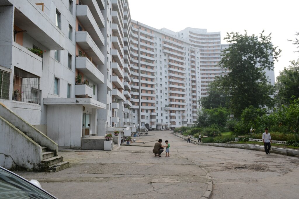 На входе в подъезд висит табличка про пресловутый инминбан. Как видите, ничего страшного в этом нет. Что бы там ни говорили разные деятели, инминбан - товарищество жильцов, решающее текущие вопросы совместного жития, а не карающее сборище коммунистов, как может показаться по материалам иных "знатоков".