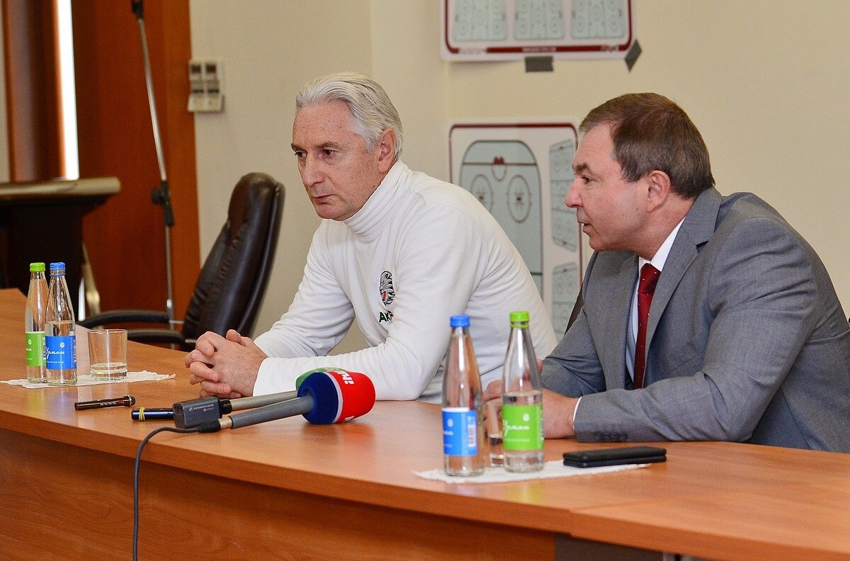 Руководители хоккейного  клуба ак барс не довольны результатами в этом сезоне. Напомню команда вылетела с первого раунда плей-офф, со счетом 4:0 в серии с хк Авангард. Барсы в следующем сезоне не намерены продлевать контракты некоторых игроков, уже известно что команду покинут нападающий (капитан команды) Александр Свитов и защитник Рафаэль Батыршин. В ближайшее время будет принято решение о смене главного тренера команды, но пока вопрос остается открытым.