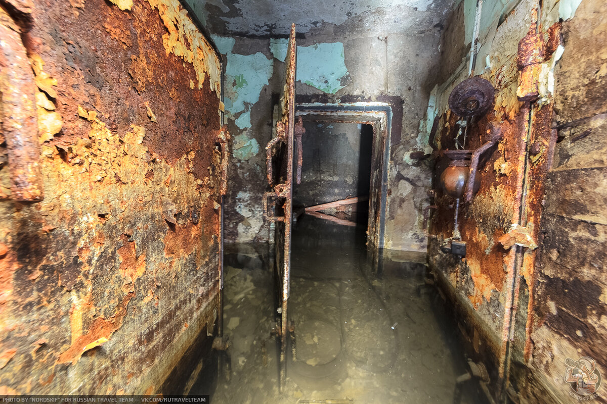 Две гермодвери на вхоже и ещё одна гермодверь в санпропускник справа