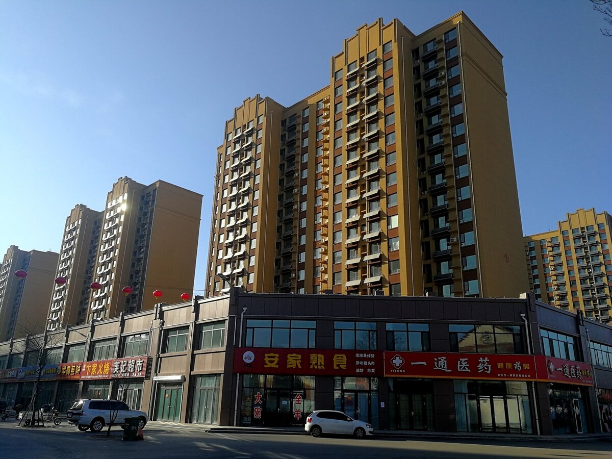 Вокруг домов - маленькие двухэтажные пристройки. В них магазины, салоны красоты, офисы, детские сады, тренинг центры и многое другое.