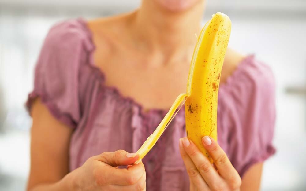 Человек кожура. Банан фото. Банан очищенный. Девушка с бананом. Ест банан.