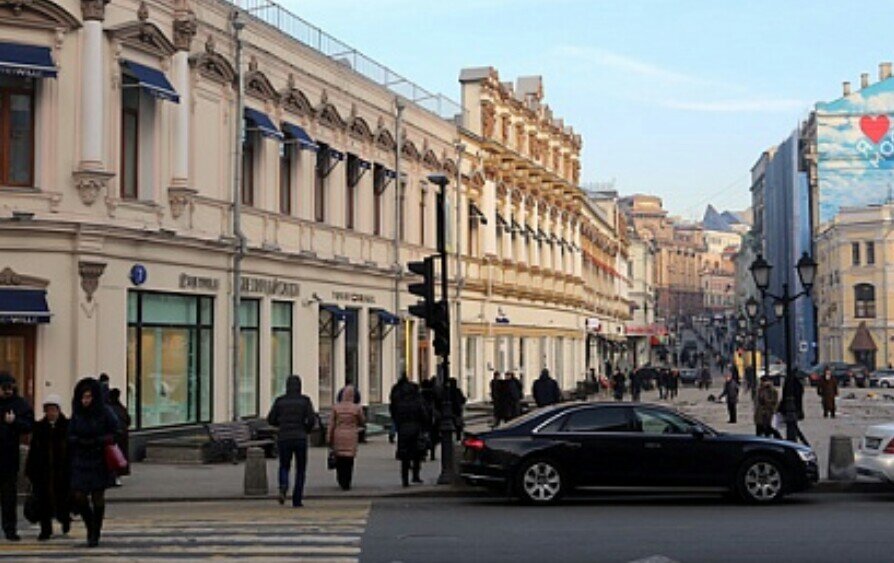  5 улиц Москвы, на которых можно встретить привидения

Кузнецкий мост -  
 Призрак девушки в белом, появляющийся на улице ночами, безопасен для всех, кроме торговцев прессой. При жизни девушку звали Жужу, она была любовницей знаменитого Саввы Морозова. Проезжая как-то по Кузнецкому Мосту, она услышала возглас мальчишки- газетчика: "Сенсация! Савва Морозов застрелился в Каннах!". Взволнованная Жужу на ходу выскочила из экипажа, чтобы купить газету, и погибла под колёсами встречного извозчика. Газетчика нашли утром в одной из подворотен- он был задушен чулком с ноги Жужу.