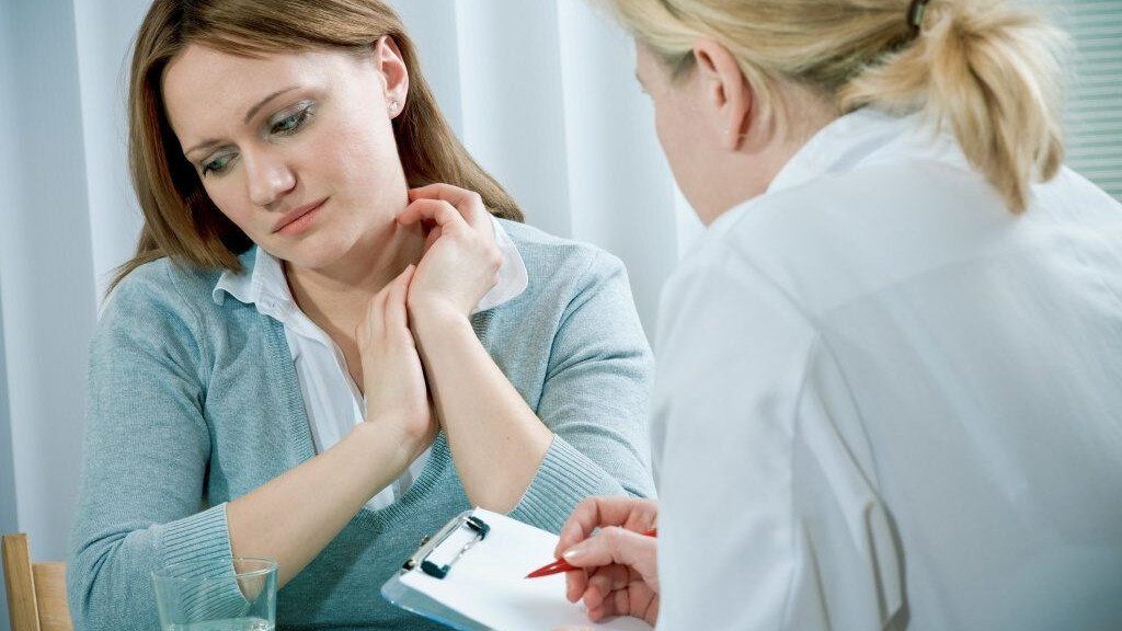 Если у вас есть симптомы гормонального дисбаланса, нужно обратиться к эндокринологу. При серьезных нарушениях откладывать визит нельзя. // Фото: storage.commerage.ru