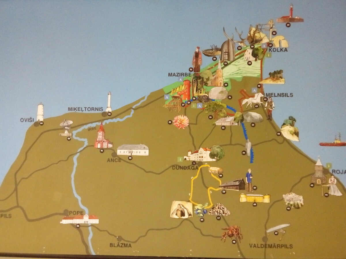 Здесь же на стенде с картой можно сориентироваться по маршруту после посещения Колки