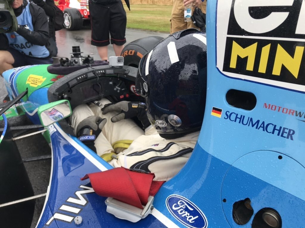 Высокорослый Хилл едва поместился в кокпите Benetton