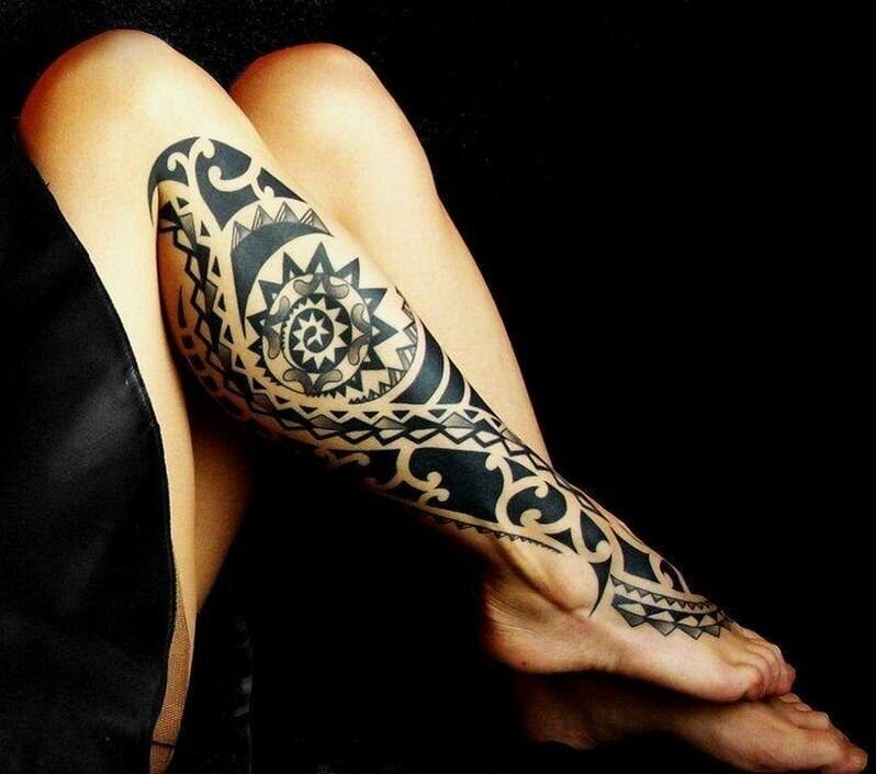 Татуировки на ноге у девушек: интересные эскизы в разных стилях