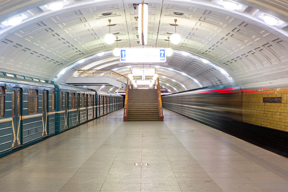 Метро библиотека имени. Московский метрополитен станция библиотека имени Ленина. Станция метро библиотека имени Ленина. Библиотека им Ленина станция метро. Ленин на станции библиотека имени Ленина.