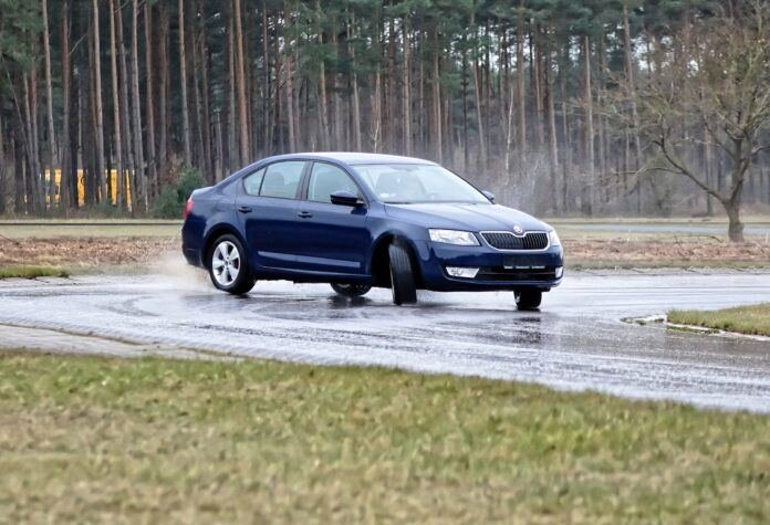 Надежная автомобильная шина должна обеспечивать необходимый уровень стабильности, бокового и дорожного сцепления