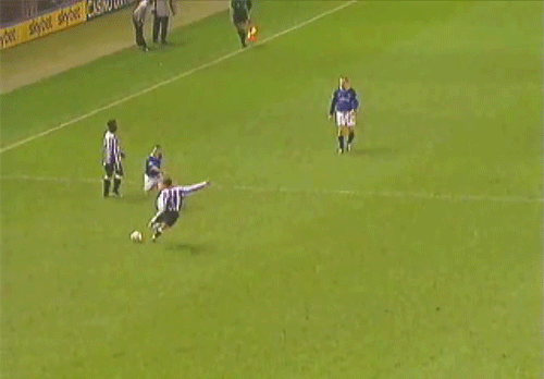 На мгновенье футболист "Ньюкасла" почувствовал себя нокаутированным           боксёром.