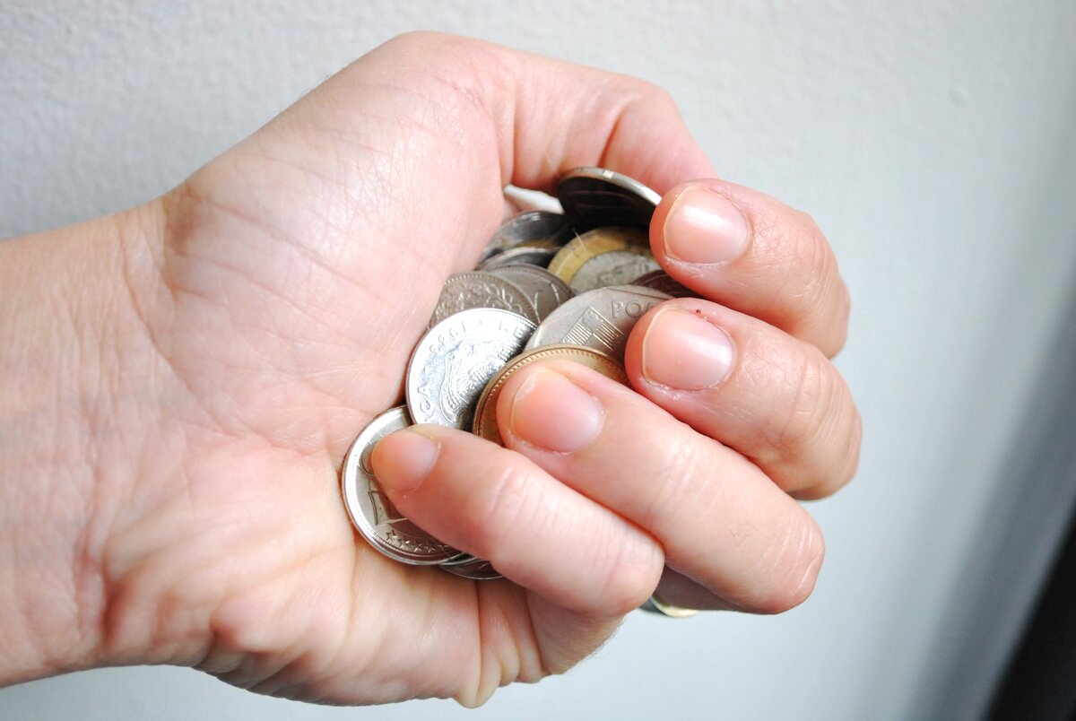 Принимаем мелочь объявление. Деньги мелочь. Куча мелочи. Зарплата копейки. Монеты тенге вырезать математика 2 класс.