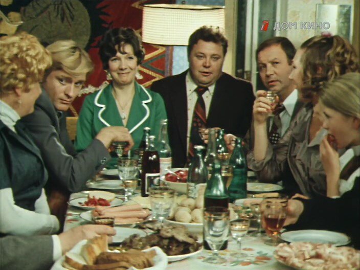 Семья и друзья Семейкиных за праздничным столом