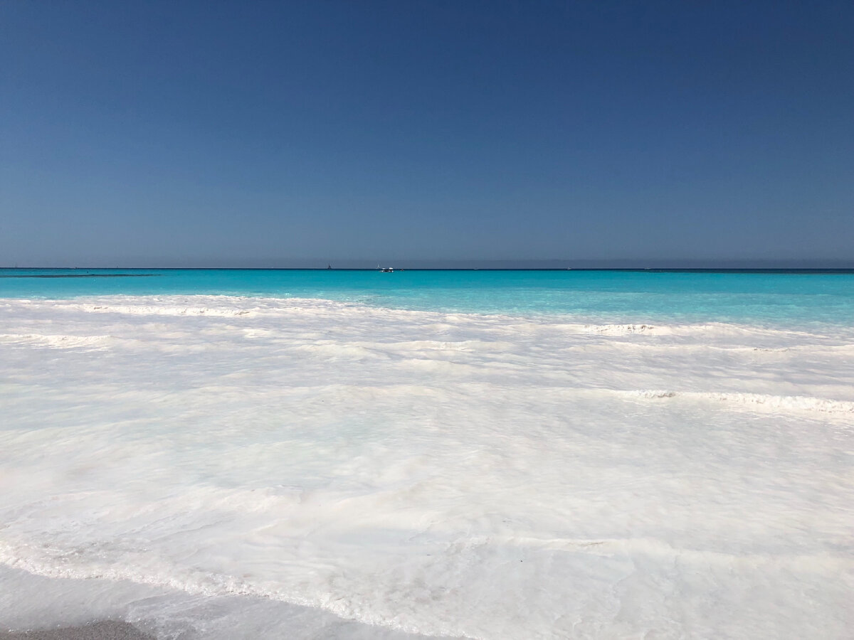 Небесно-голубая вода и белый песок - пляж в Тоскане | Пунктуальная Германия  | Дзен