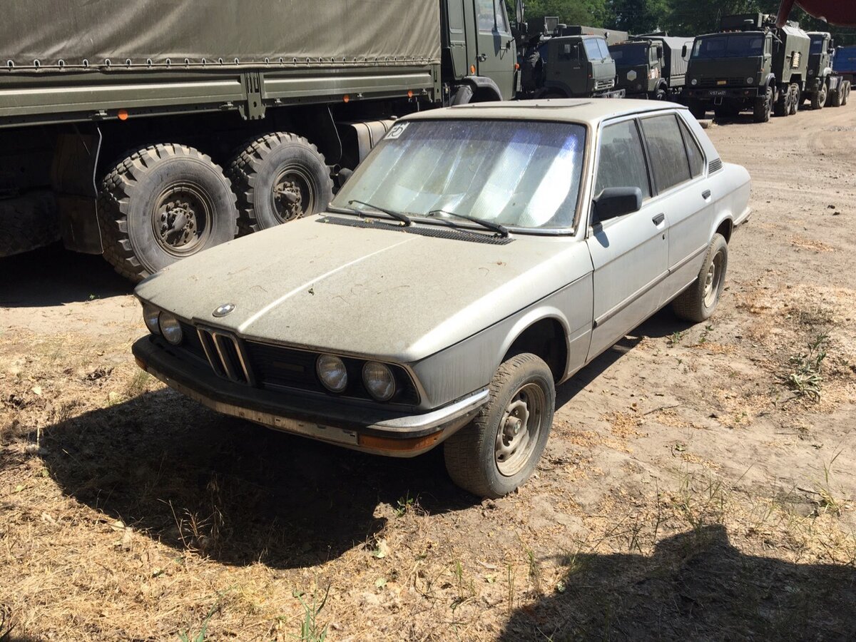 На фото мой автомобиль на момент покупки - классический BMW 5 серии в кузове е12. В простонародье "Акула". 