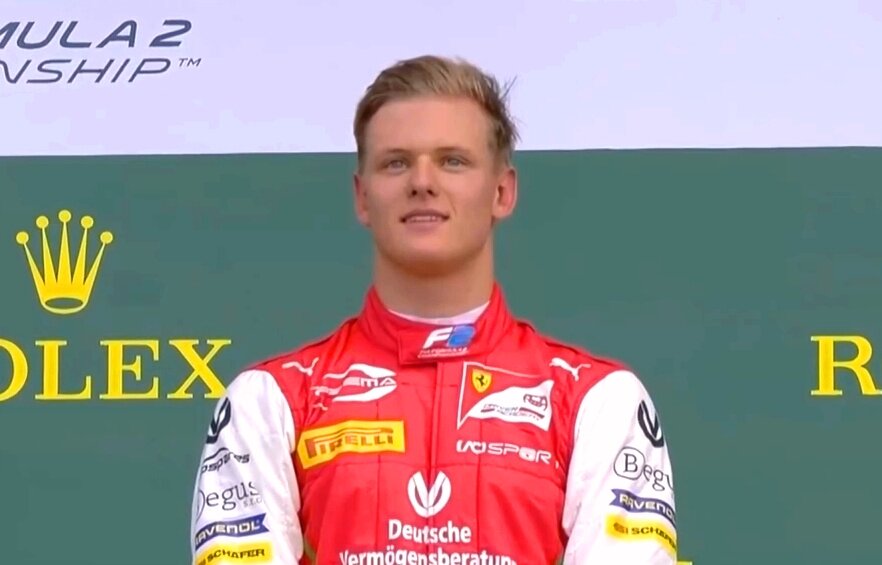 Мик Шумахер на подиуме второй гонки Формулы-2 в Венгрии, 4 августа 2019 года