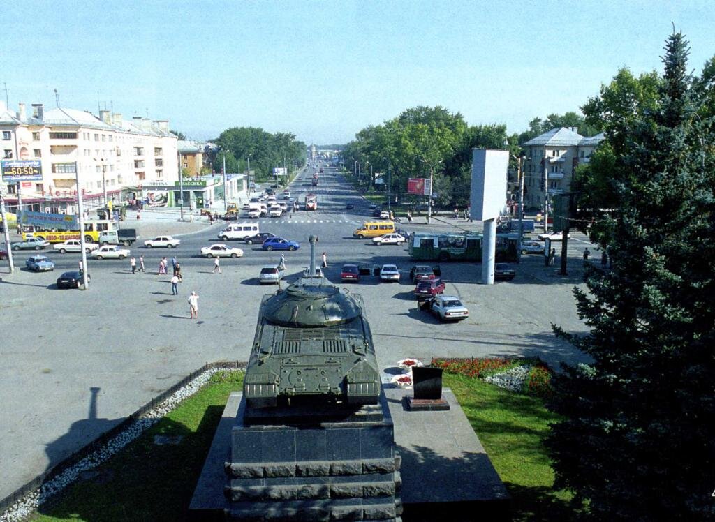 Комсомольская площадь. в центре танк иосиф сталин