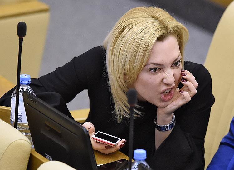 Вице-спикер Госдумы РФ Ольга Тимофеева. Приехала в столицу из Ставрополя, где  работала журналисткой. Она - инициатор скорейшего принятия печально знаменитого ФЗ-498, который узаконил на улицах российских городов собачьи стаи. Единственным способом обращения с опасными псами с 2020 года в России становится методика ОСВВ (отлов - стерилизация- возврат обратно во дворы и на помойки). Согласно расследованию Фонда по борьбе с коррупцией, сама Тимофеева проживает в охраняемом элитном жилом комплексе на берегу Обводного канала в историческом центре Москвы в квартире за десятки миллионов рублей. Занимает чуть ли не целый этаж. Детей у нее, кстати, нет. Бояться не за кого?