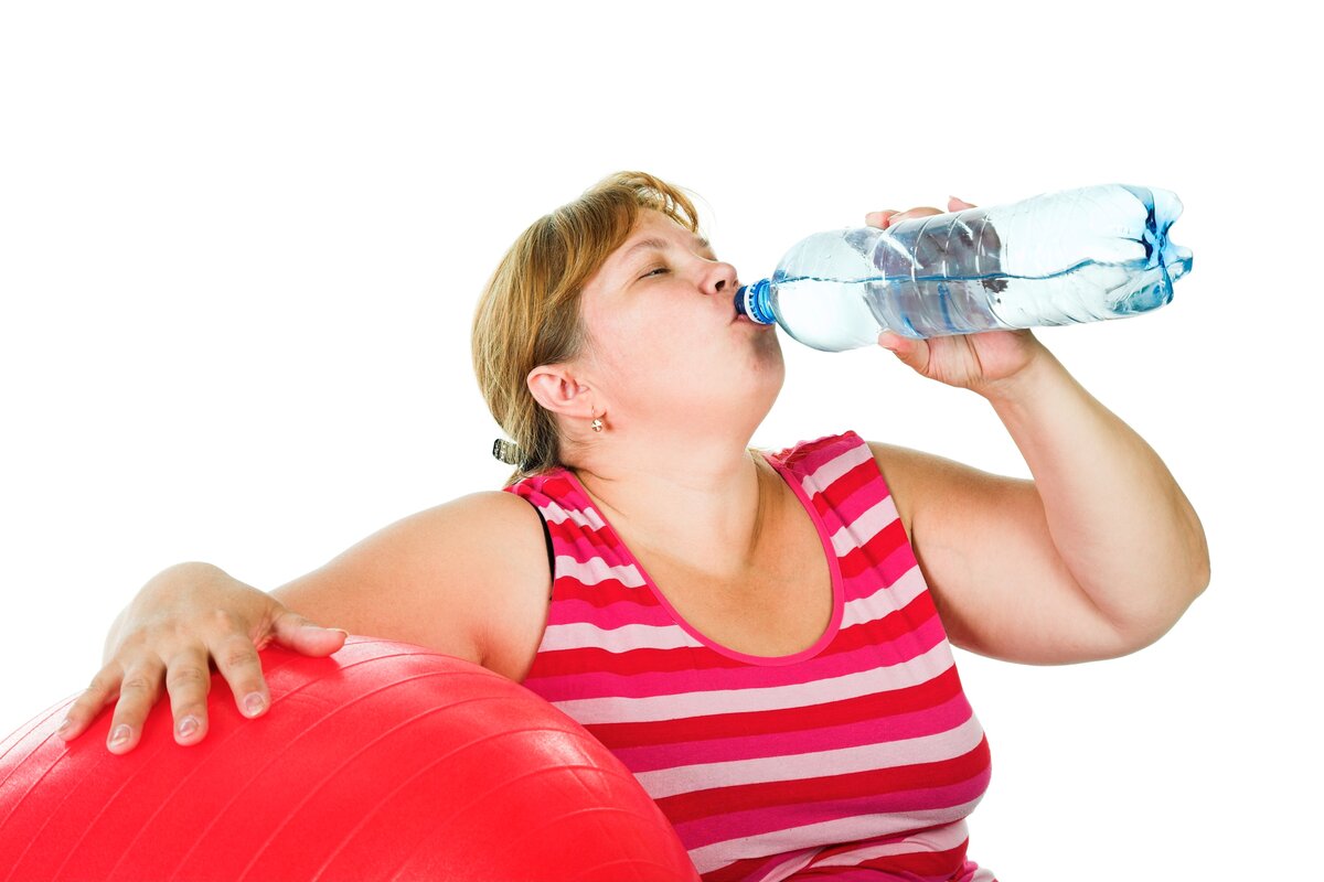 Минеральная вода реально помогает, если есть проблемы с лишними килограммами