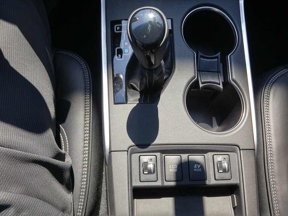 https://pixabay.com/photos/car-gearbox-toyota-1918250/