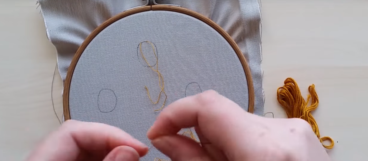 продеваем нить, делая петлю