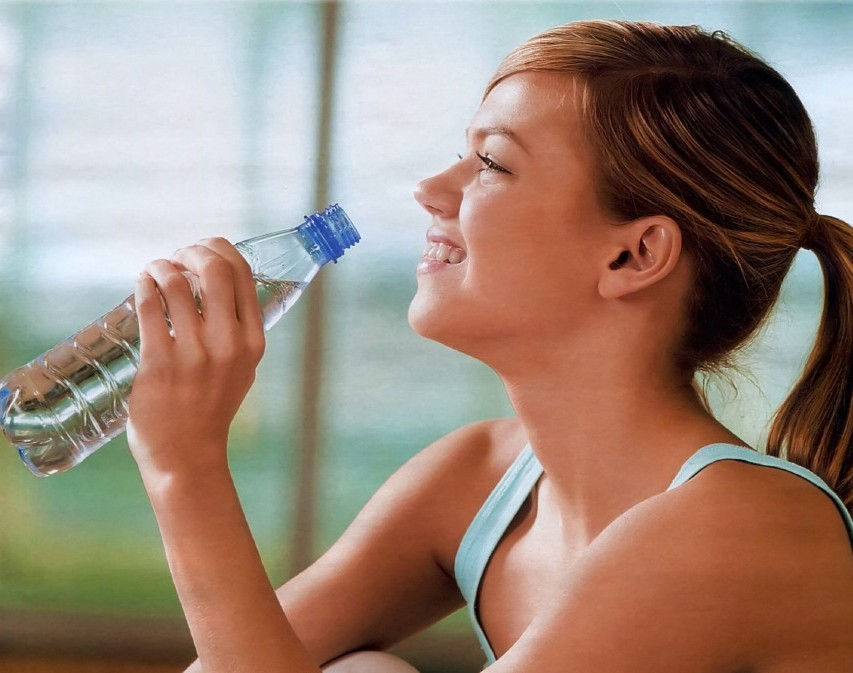 Учимся пить воду. Пить воду. Девушка с бутылкой воды. Девушка пьет воду. Питьевой режим.