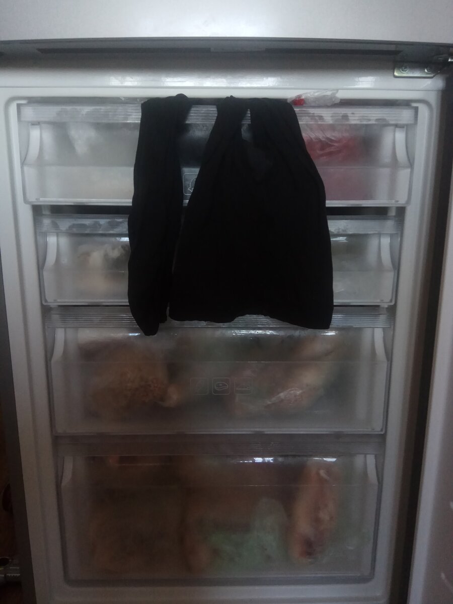 Замораживаю нейлоновые колготки для прочности