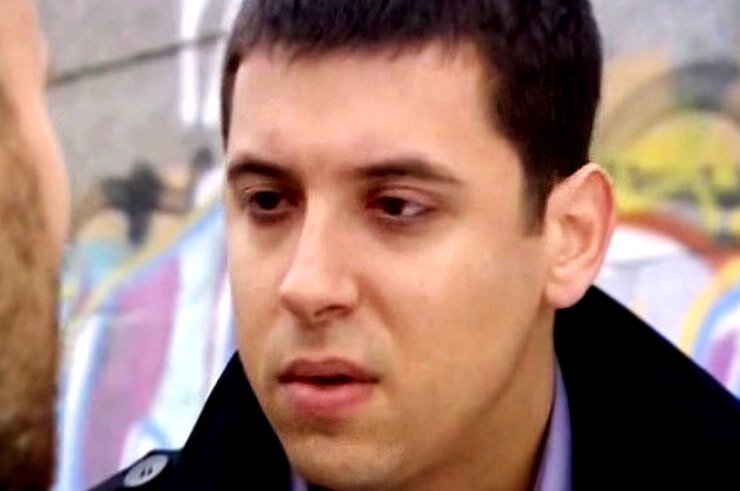 Ну разве человек с таким лицом мог обобрать бедную девушку?