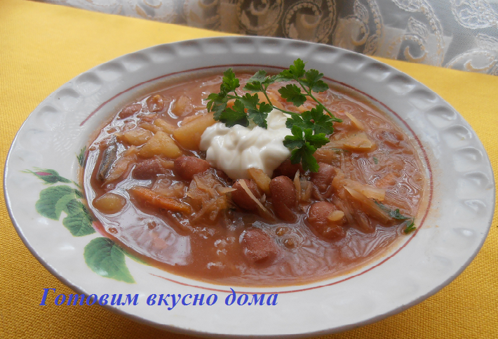 Постный борщ с фасолью и килькой в томатном соусе