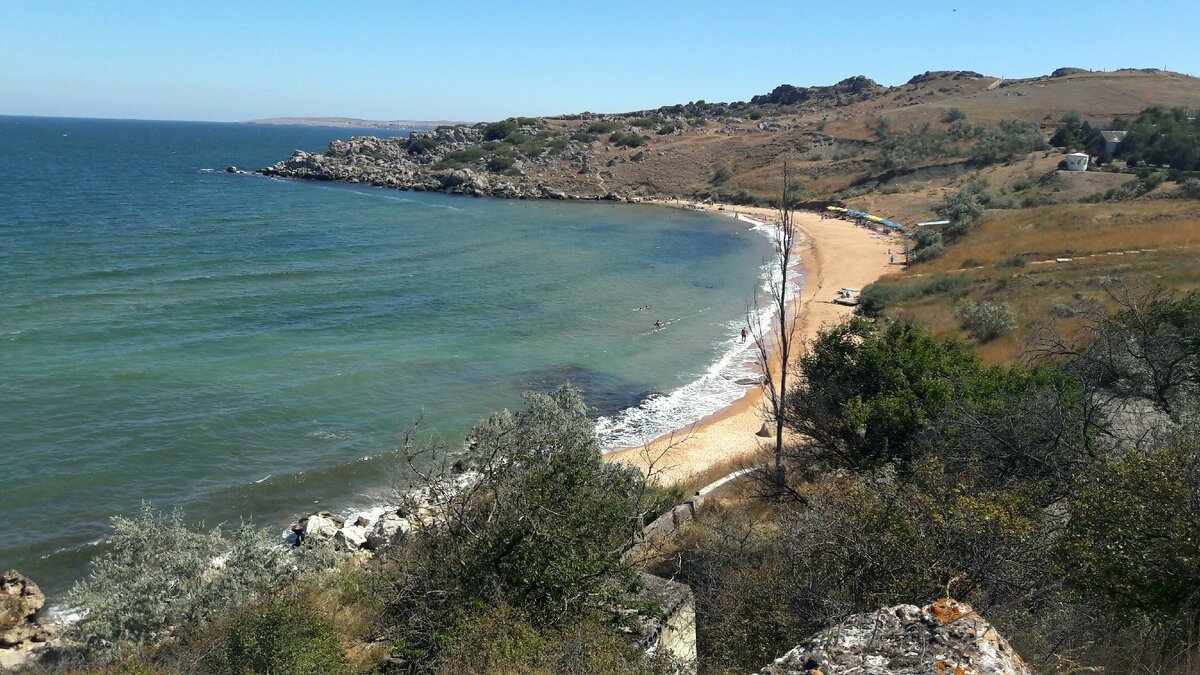 вид на Широкую бухту (листайте вправо)