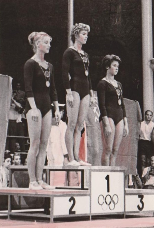 Латынина какой вид спорта. Лариса Латынина. Лариса Латынина Олимпийская чемпионка. Латынина Лариса спортивная гимнастика. Олимпиада 1960 Лариса Латынина.