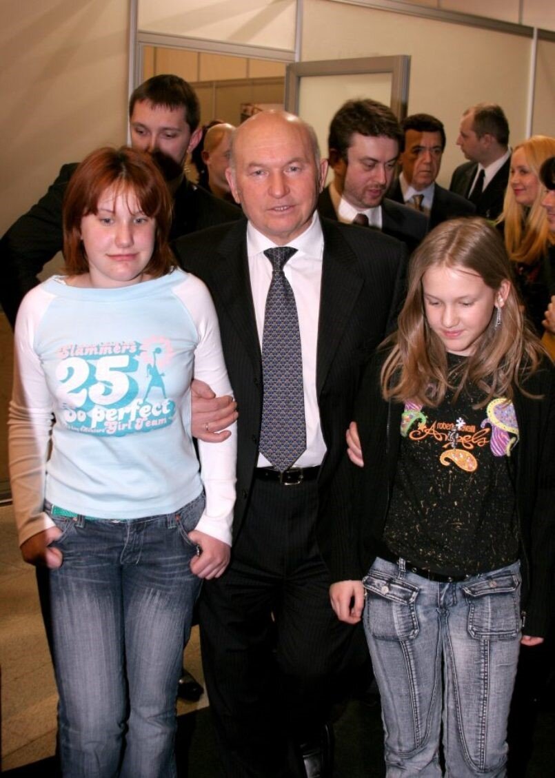 Экс-мэр Москвы со своими дочерями Ольгой и Еленой . Архивное фото "Собеседник"