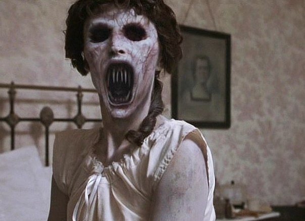 Я пошла в душ. Ночевала я одна, гостей не ждала. В квартире везде было темно, я оставила свет только в своей комнате. Дверь в комнату тоже оставила открытой (Я никогда не закрывала дверь в комнату, разве что когда уже ложилась спать). Приняв душ, я обмоталась полотенцем, вышла из ванной и увидела, что дверь в спальню закрыта, а в щели между дверью и полом темно. Везде в квартире так же не горел свет. Я уставилась на дверь, в упор не понимая, в чём дело. Я точно знаю, что оставила в комнате свет и не закрыла комнату – я вообще никогда не закрывала спальню и не выключала свет, идя душ. Дома никого не должно было быть, я не слышала, что бы кто-то возвращался. Не отходя от ванной, я позвала родителей. Никто не ответил, в квартире было тихо. Мне стало не по себе. Надо было заходить в комнату, а что делать? Я с колотящимся сердцем медленно подошла к двери, медленно нажала на ручку, приоткрыла дверь. Нащупав выключатель, я нажала и резко распахнула дверь. В комнате никого не было, всё было, как и прежде – на кровати постель, окна завешены тонким тюлем… Я тяжело дышала, присела на край кровати, вспоминая, может я просто забыла и сама выключила свет и закрыла комнату? Да вроде ж нет, я никогда так не делала, не было такой привычки… Переводя дыхание, я осмотрелась. Взгляд упал на стоящую на полочке статуэточку ангелочка. Я и не заметила сразу, уже отвела глаза, но потом вдруг до меня дошло и я снова посмотрела на статуэтку. Ангелочек, до этого всегда стоявший и «смотревший» прямо, сейчас был повернут «лицом» к двери спальни. Я пробормотала «Не поняла…», поднялась, что б подойти и поставить ангелочка прямо, но пока я вставала, я наткнулась взглядом на стоящую на столе фигурку мышонка, и замерла. Мышонок тоже был повёрнут «мордочкой» к двери. Я снова посмотрела на ангелочка, потом опять на мышонка, и тут взгляд упал на сидевшую возле книг куколку. Раньше она тоже сидела прямо, личиком к кровати, а сейчас была повёрнута к двери. Я забегала глазами по комнате, снова и снова замечая, что то собачка, то другой ангелочек, то плюшевый ёжик повёрнуты к двери. Все статуэточки в комнате, все куклы, все мягкие игрушки – всё, у чего были «глаза», «смотрело» на дверь. Даже фоторамки были повёрнуты лицами людей на фото на дверь спальни. Я со страху легла в кровать, накрывшись одеялом с головой. И тут стало совсем хреново - погас свет, который я предусмотрительно не стала выключать, по спине у меня поползли мурашки - в комнате кромешный мрак. Я стала себя успокаивать что это всего лишь совпадение. Дальше произошло то, что я запомнила на всю свою жизнь - я услышала детский смех. Тихий смех девочки в своей комнате. И по направлению ко мне услышала нечто напоминающее шажки ребенка. Я заорала. Вскочила с кровати и побежала в темноте по направлению к двери. Но не тут-то было - я нащупала на месте двери зеркальную поверхность, так - это старый трельяж, но он должен стоять напротив двери, я развернулась и побежала в другую сторону. Теперь мне стало страшно как никогда в жизни, меня просто затрясло. Смех усилился. Я начала биться об стену в припадке животного страха. Не знаю сколько это продолжалось, но вот послышался звон стекла. 

Светом резануло глаза. Каким-то образом мне удалось вывалился в коридор. Не оглядываясь побежала к входной двери, но тут замок щелкнул и в квартиру вошли дядя с тетей. Чуть не сбив их с ног, я бросившись к ним свалилась в обморок. С тех я плохо сплю, и мне всюду мерещится та самая девочка. 

Но сегодня особая ночь и я наконец смогу выспаться, спасибо что прочитал мою историю, друг. Ведь сейчас эта маленькая стерва позади тебя. Обернись, поприветствуй её.