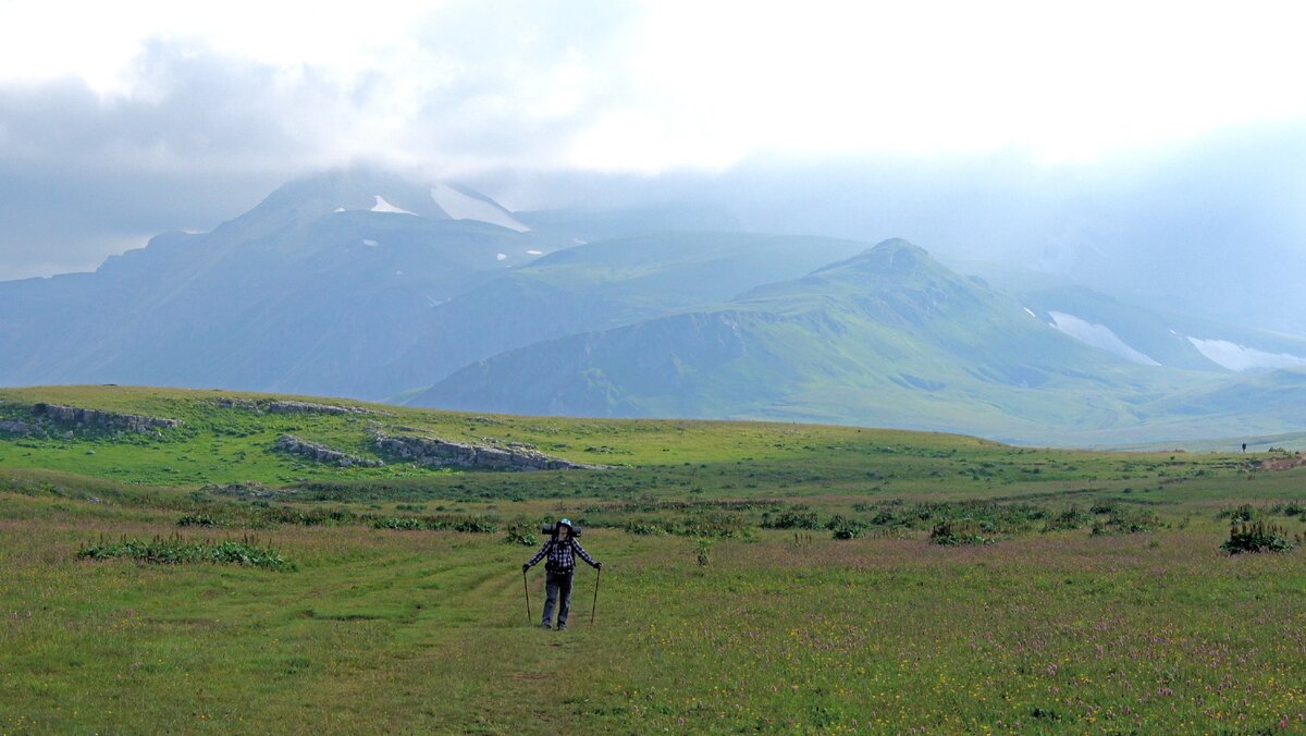 В облаках красавец Оштен