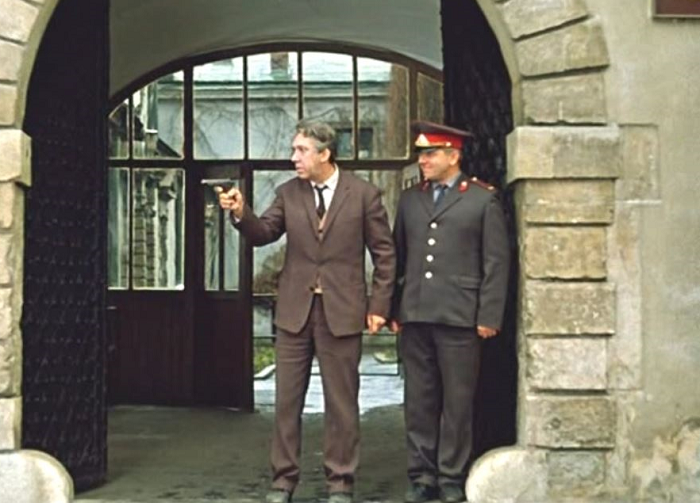 На этом кадре уже не понять, что за пистолет.