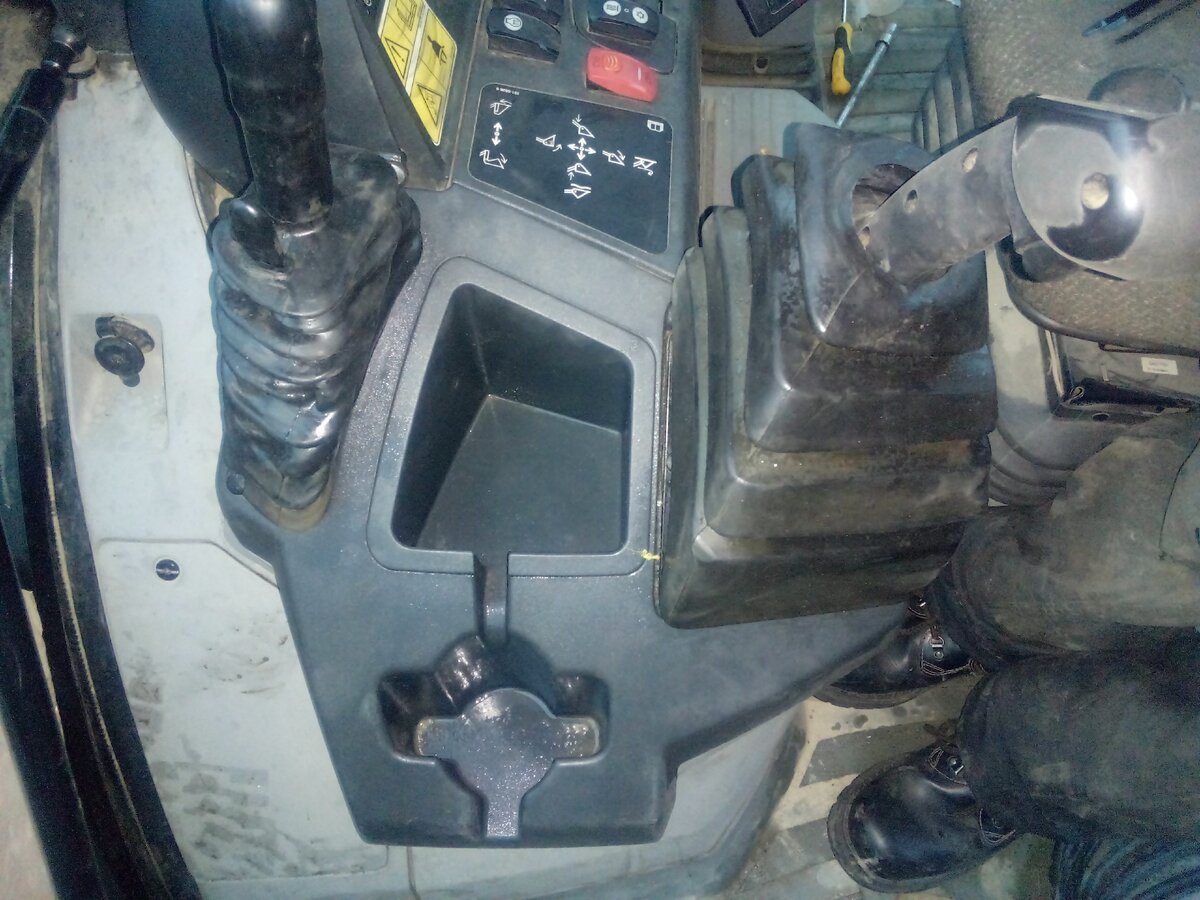 Вот этот чёрненький кожух просто снимаете руками. Резинки утапливаете.