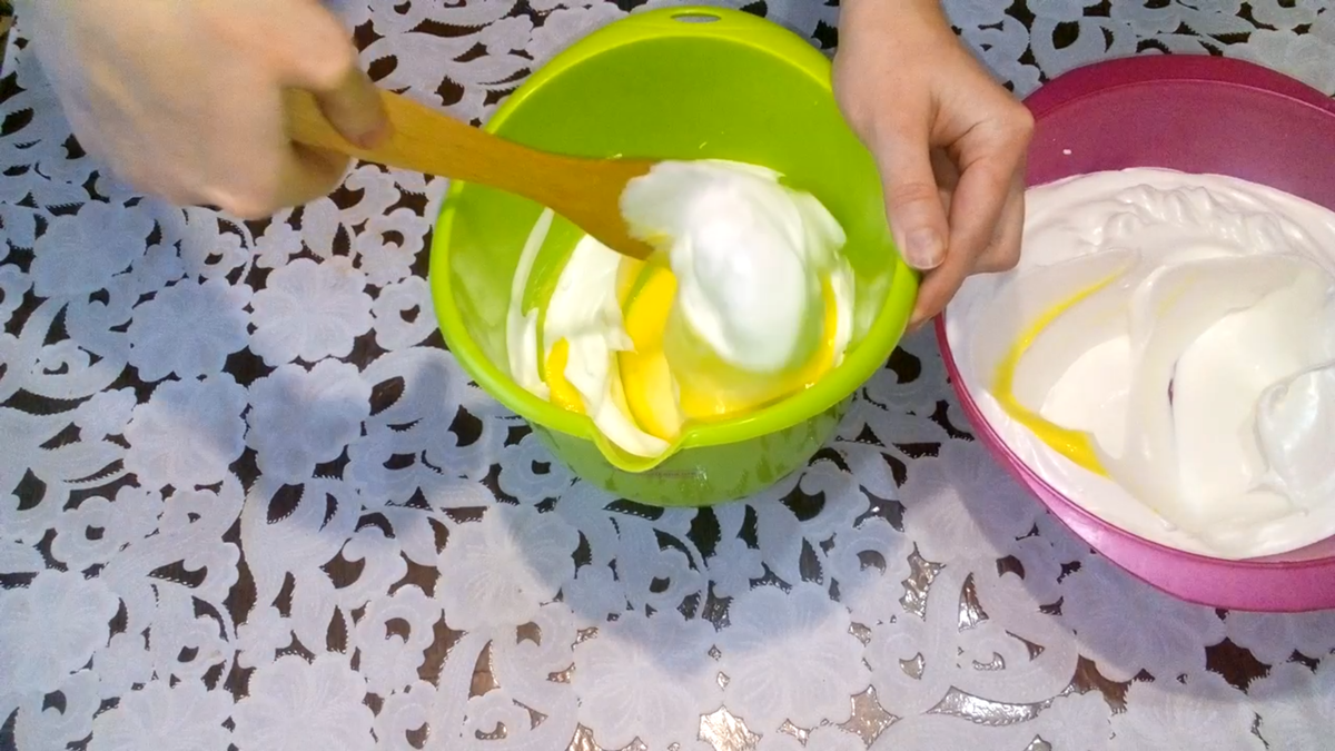 Подмешиваю взбитые белки взбитые желтки.Фото листать вправо и влево.