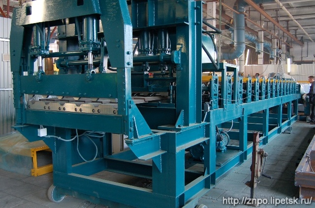 - Металл из рулона разматывается и подается на стан холодной прокатки.