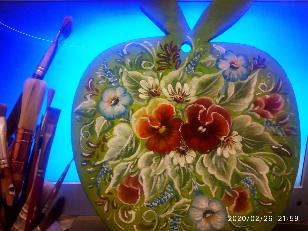 Вот такую красивую разделочную дощечку можно расписать  и подарить своим близким.