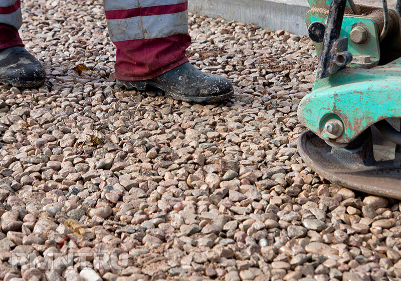 Трамбовка песка виброплитой. Трамбовка грунта виброплитой. Трамбовка отсева виброплитой. Трамбуют ли щебень. Трамбовка пеностекольный щебень.