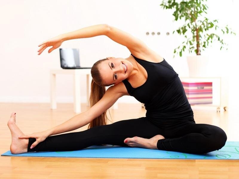 В данной статье я расскажу о рекомендациях по поддержанию хорошей физической формы в домашних условиях, с примерами простых упражнений, для приведения в тонус своего организма и получения заряда энергии на весь день