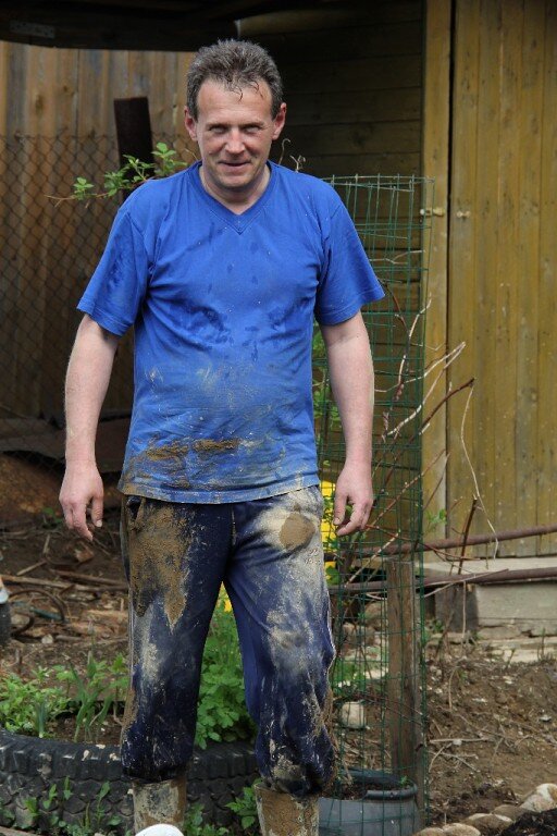 Вырыл ямку под септик)