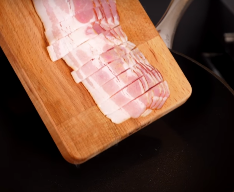 Нарезаем бекон и обжариваем до золотистой корочки