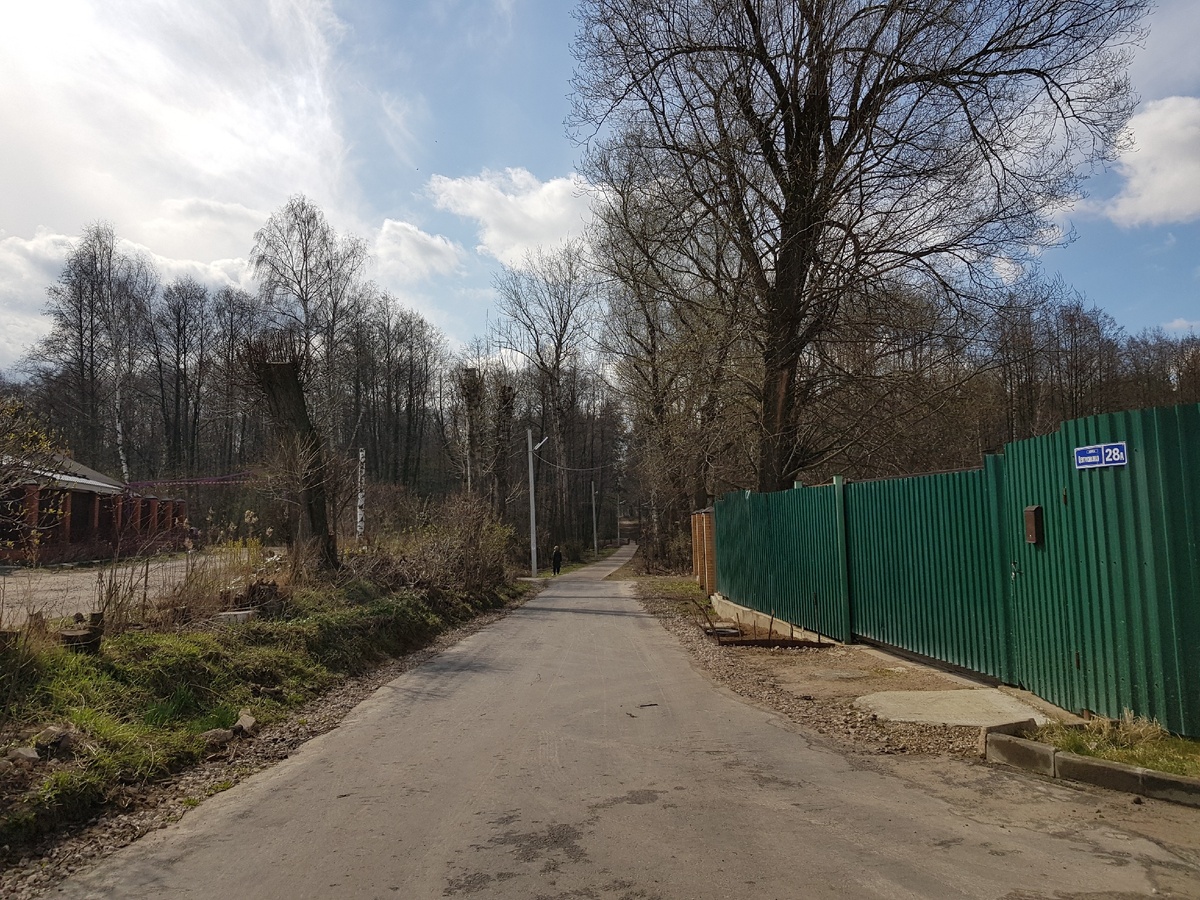 По пути к удивительному месту. Фото сделано 15.04.2020, поэтому весна не в самом разгаре.