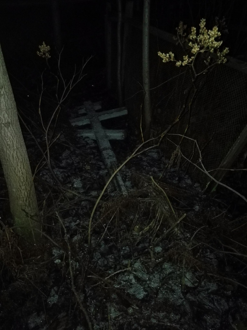 А вот эти бедные кресты.