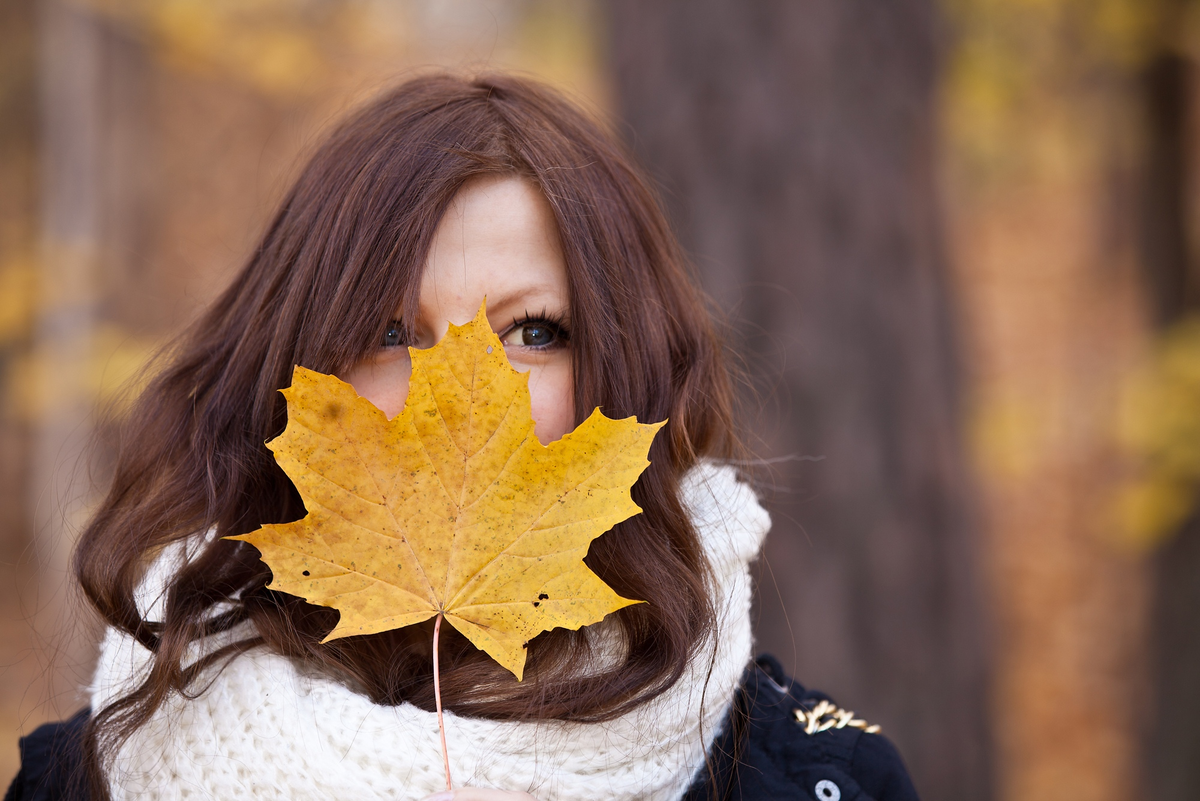 Посмотри на улице нет еще листочков песня. Женщина осенью. Девушка в листве. Девушка с листьями осень. Девушка с осенними листьями.