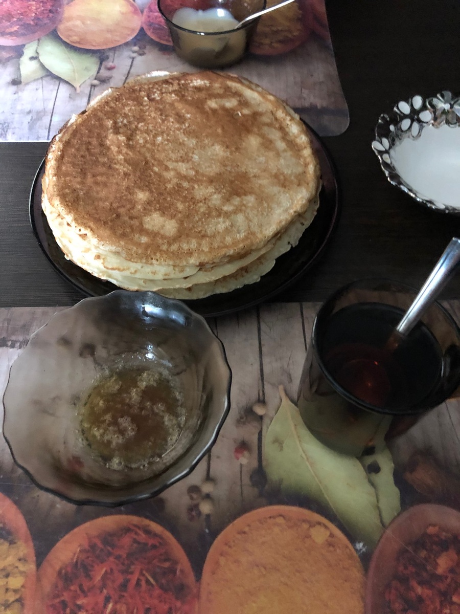 Мои любят со сгущенкой, а я с топлёным сливочным масло.