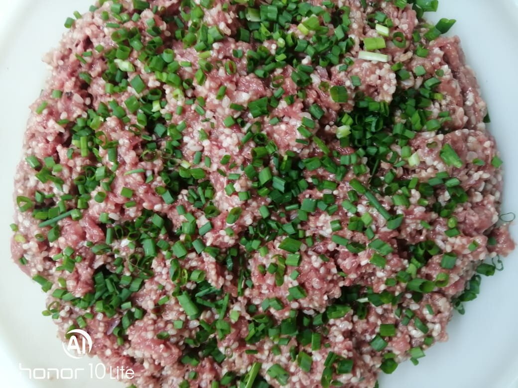 Фарш смешиваем с рисом,луком и специями.