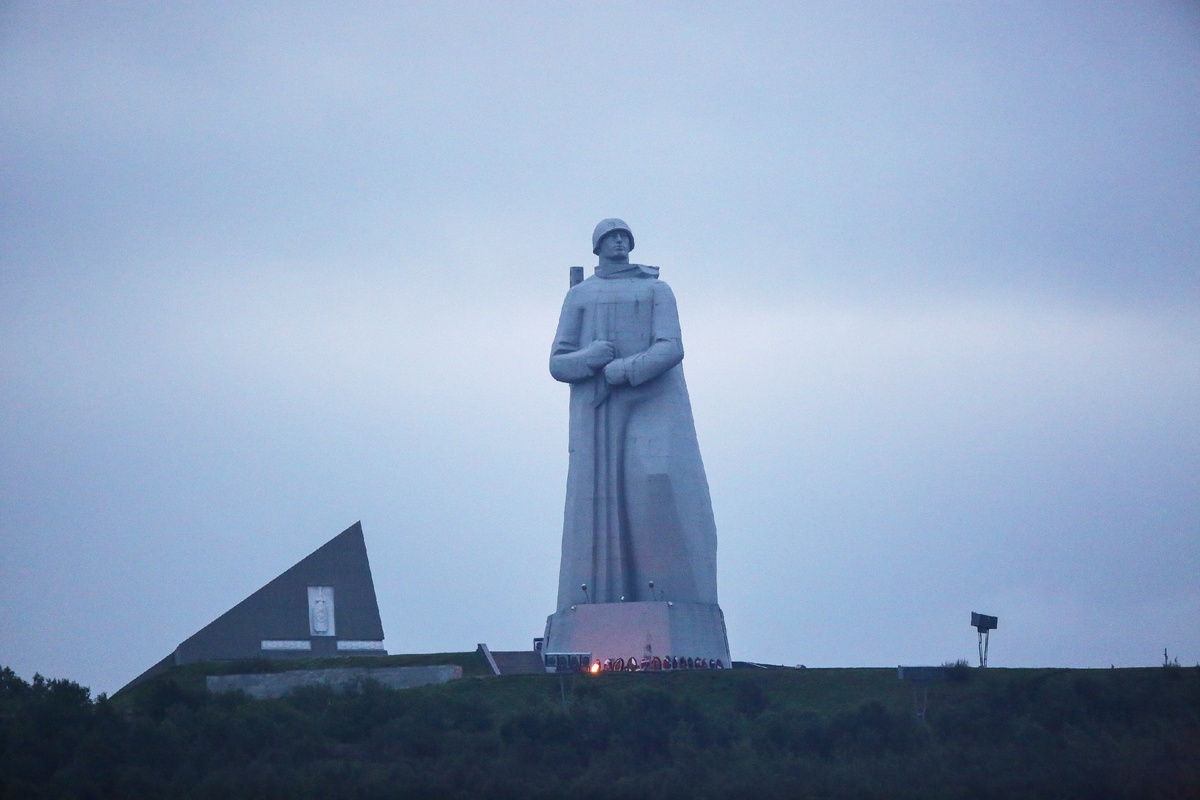 Вид на мемориальный комплекс "Защитникам Советского Заполярья в годы Великой Отечественной войны" - Фото: АРТЕМ ГЕОДАКЯН/ТАСС