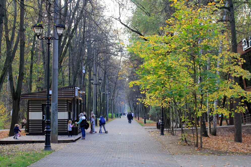 1. Но пару слов о парке всё же сказать стоит. Филёвский парк или же парк Фили является историко-культурным комплексом и памятником садово-паркового искусства. Он располагается на территории бывших деревень Фили, Мазилово, Кунцево вдоль поймы Москвы-реки, входит в комплекс природно-исторического парка «Москворецкий». С севера граничит с Новозаводской улицей, с запада — с Солдатёнковским парком, с юга — c Большой Филёвской улицей, с востока — улицей Барклая. Протяжённость парка пять километров и общая площадь 280 га. В нём растут липы, сосны, дубы, берёзы, вязы, ели, каштаны. Ближайшие станции метро - «Багратионовская» и «Филёвский парк». С 1947 года — парк культуры и отдыха. В центральной части расположены кинотеатр, эстрада, детский городок с аттракционами, детские площадки и кафе, есть обустроенный пляж и лодочная станция.