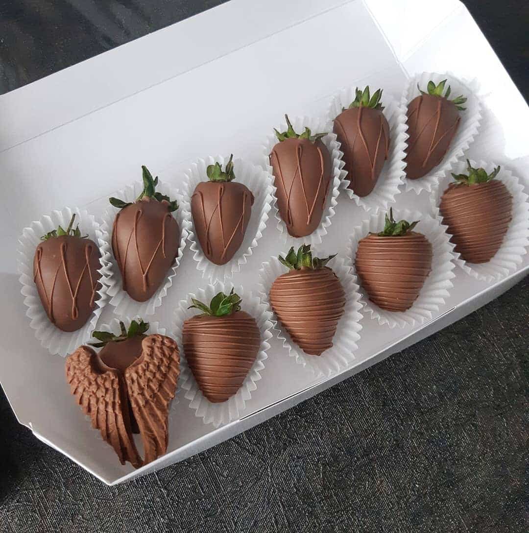 Клубника в горьком шоколаде